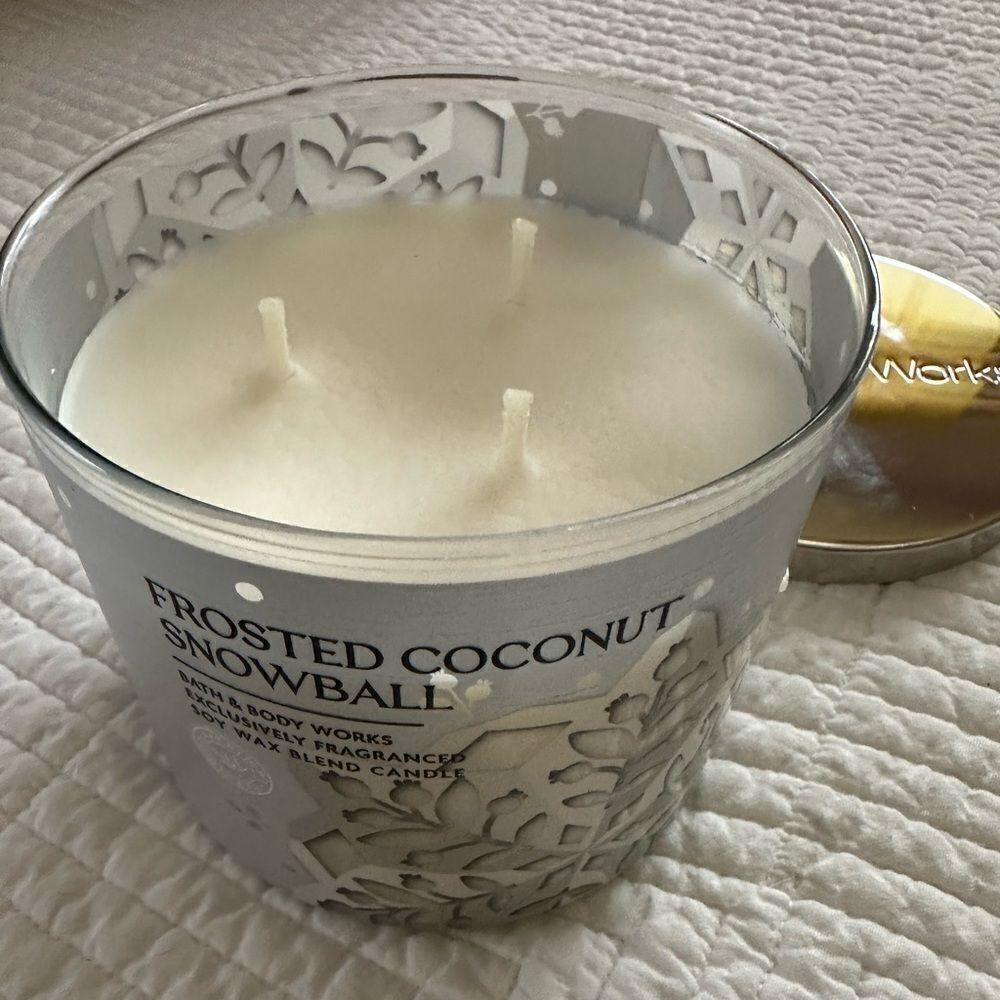 Candle Bath & Body Works 3 Wick Scented Frosted Coconut Snowball